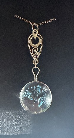 Collier plus bijoux, résine