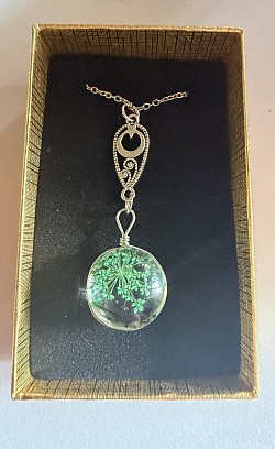 Collier plus en résine