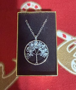 Pendentif avec arbre 5€