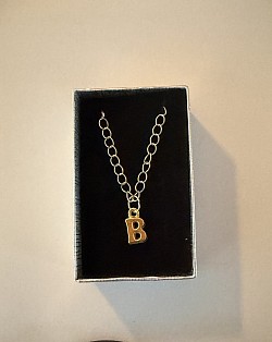 Collier avec lettre B