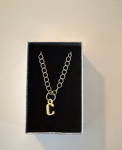 Collier avec lettre C