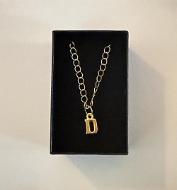 Collier avec lettre D
