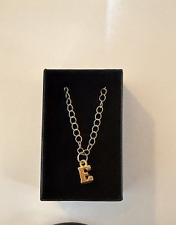 Collier avec lettre E