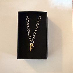 Collier avec lettre F