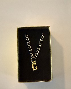 Collier avec lettre G
