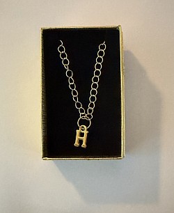Collier avec lettre H