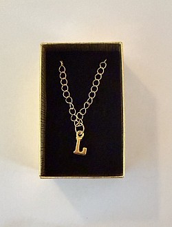 Collier avec lettre L