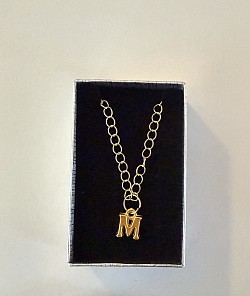 Collier avec lettre M