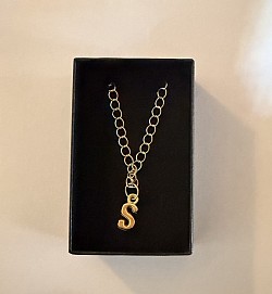 Collier avec lettre S
