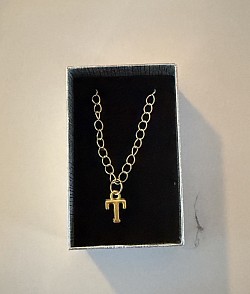 Collier avec lettre T