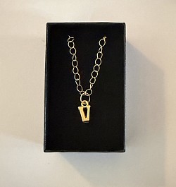Collier avec lettre V