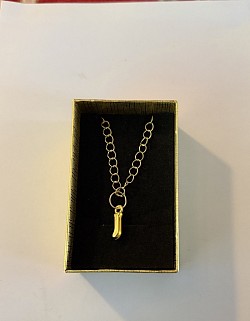 Collier avec lettre J