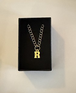 Collier avec lettre R