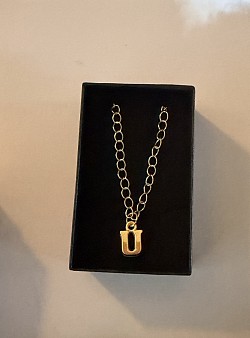 Collier avec lettre U