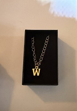 Collier avec lettre W