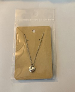 Collier avec pendentif en forme de cœur et lettre D
