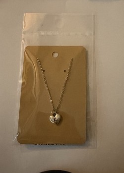 Collier avec pendentif en forme de cœur et lettre K