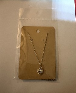Collier avec pendentif en forme de cœur et lettre M