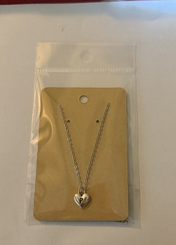 Collier avec pendentif en forme de cœur et lettre P