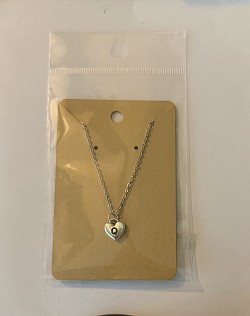 Collier avec pendentif en forme de cœur et lettre Q