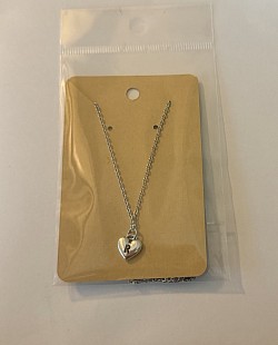 Collier avec pendentif en forme de cœur et lettre R