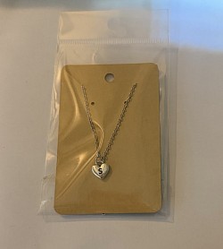 Collier avec pendentif en forme de cœur et lettre S
