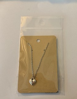 Collier avec pendentif en forme de cœur et lettre T