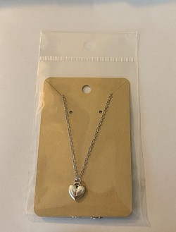 Collier avec pendentif en forme de cœur et lettre i