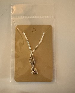 Collier avec goutte d’eau et pendentif en forme de cœur et lettre E