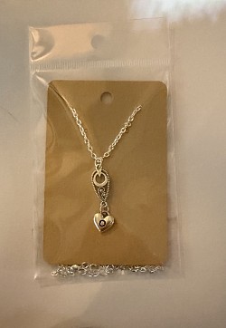 Collier avec gouttes d’eau, pendentif en forme de cœur et lettre O