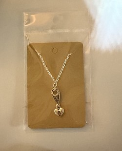 Collier avec gouttes d’eau, pendentif en forme de cœur et lettre R