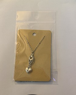 Collier avec gouttes d’eau, pendentif en forme de cœur et lettre K