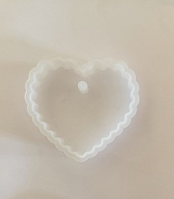 Moules silicone pour pendentif personnalisé 6,5 cm par 5,5 cm, épaisseur 1 cm. Modèle 65 €.      ( numéro 16 )