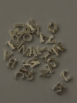 Lettre alphabétique pour choisir le prénom que vous souhaitez mettre à l’intérieur