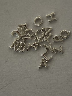 Lettre alphabétique pour choisir le prénom que vous souhaitez mettre à l’intérieur