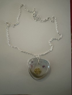 Pendentif en forme de cœur personnalisé avec poils de chien