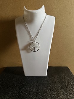 Pendentif argenté avec arbre à l’intérieur 5€