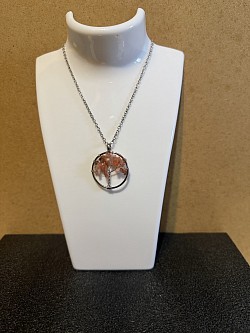 Pendentif argenté avec arbre à l’intérieur 5€