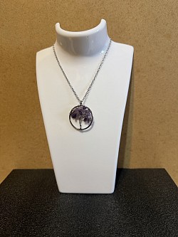 Pendentif argenté avec arbre à l’intérieur 5€