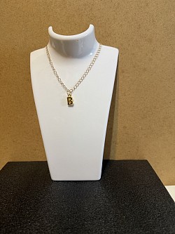 Collier avec pendentif lettre B 5€