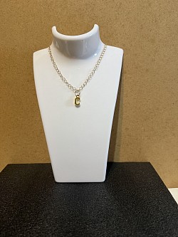 Collier avec pendentif lettre C 5€