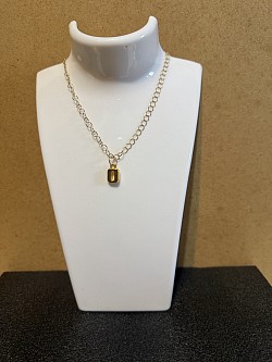 Collier avec pendentif lettre. O 5€