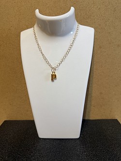 Collier avec pendentif lettre P 5€