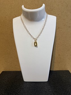 Collier avec pendentif lettre Q 5€