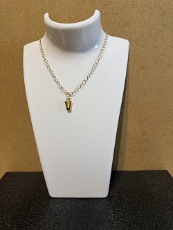 Collier avec pendentif, lettre V 5€