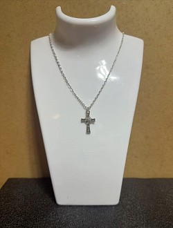 Collier avec pendentif croix et diamants couleur  argent N26 5€